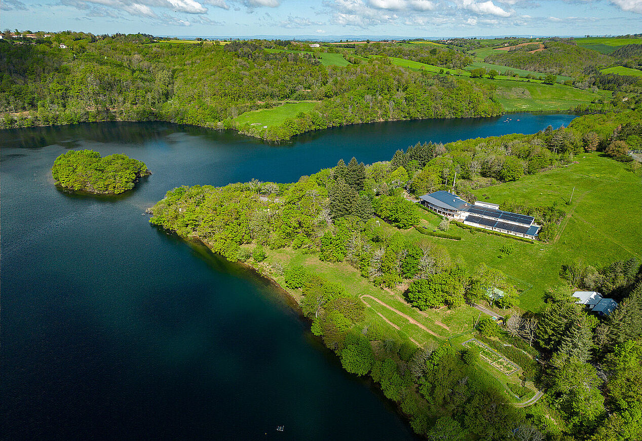 Venez découvrir la base départementale de Razisse au bord du lac !